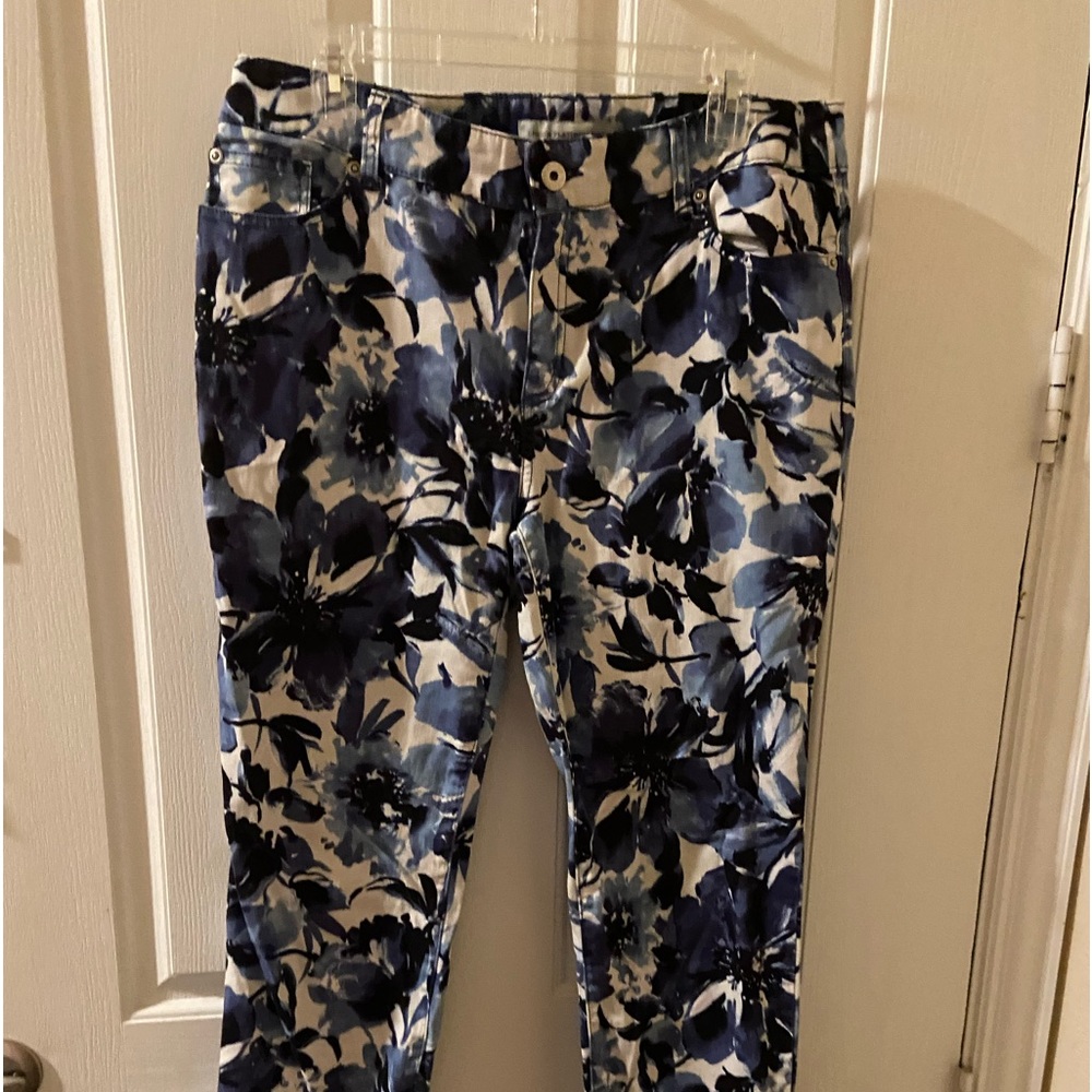 Chico’s floral jeans - Picture 4 of 4